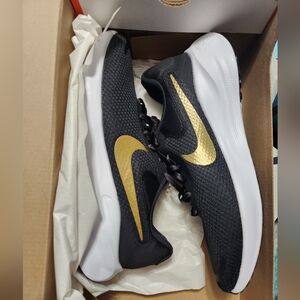 New women's nike revolution